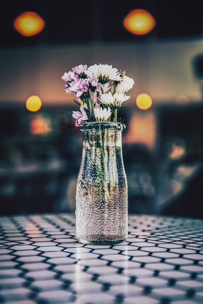 紫白色透明玻璃花瓶